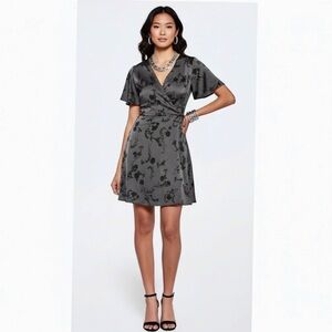 41 Hawthorn Stitch Fix Scarlett Floral Satin Silver Black Cocktail Dress Sz L